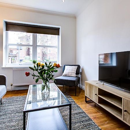 Stylish Two Bedroom Apartment With Free Parking! Romford Exteriér fotografie