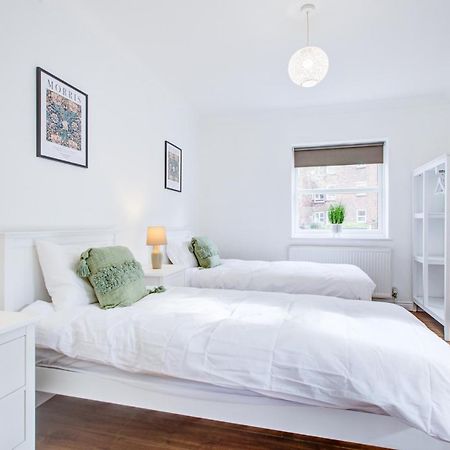 Stylish Two Bedroom Apartment With Free Parking! Romford Exteriér fotografie