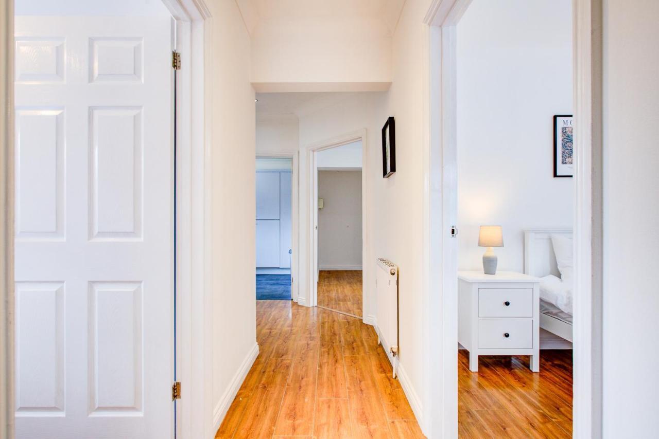 Stylish Two Bedroom Apartment With Free Parking! Romford Exteriér fotografie