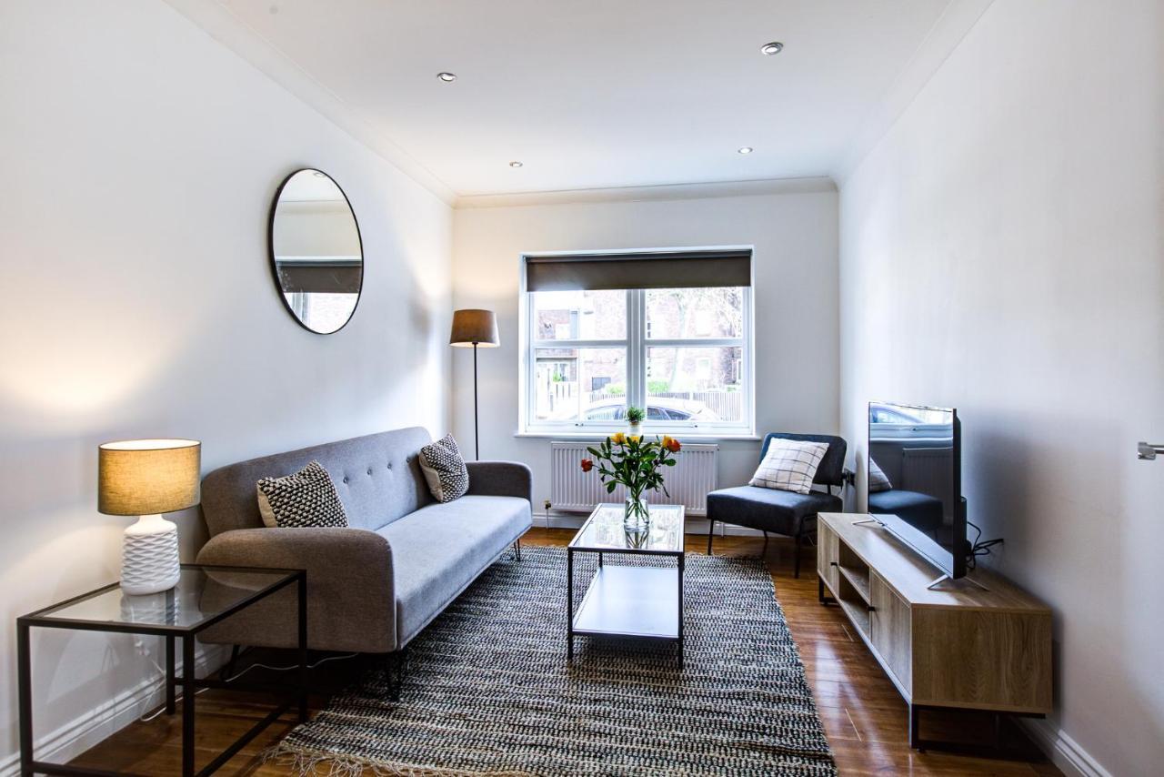 Stylish Two Bedroom Apartment With Free Parking! Romford Exteriér fotografie