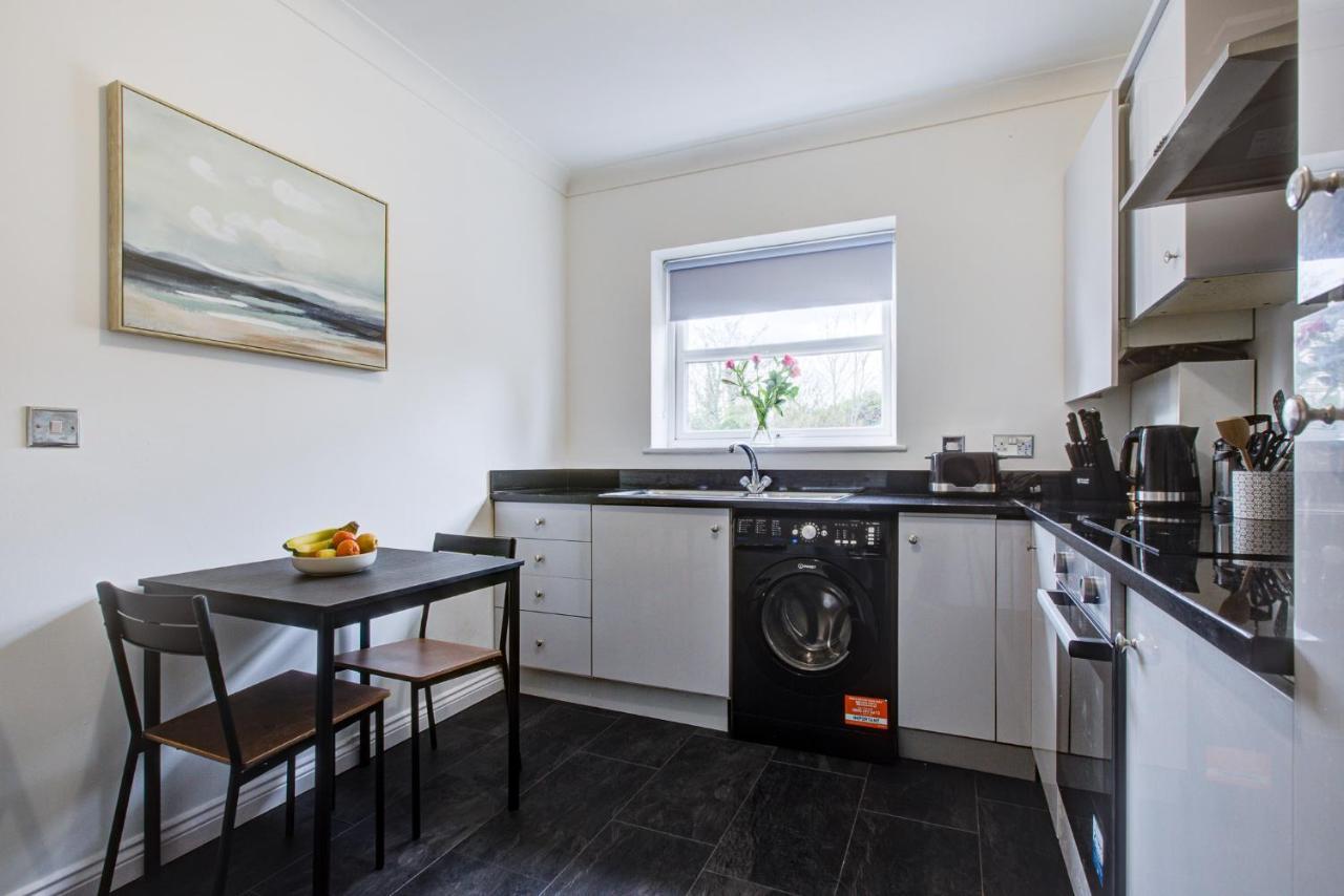 Stylish Two Bedroom Apartment With Free Parking! Romford Exteriér fotografie