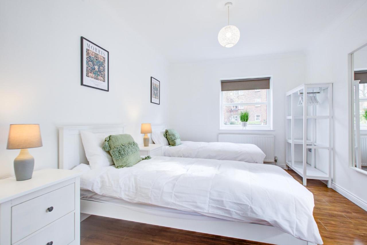 Stylish Two Bedroom Apartment With Free Parking! Romford Exteriér fotografie
