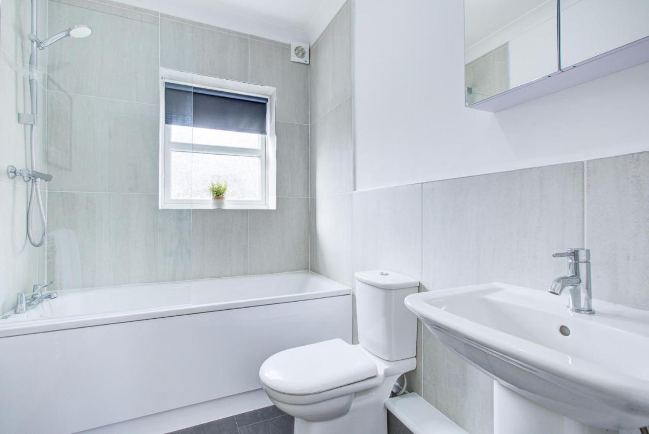 Stylish Two Bedroom Apartment With Free Parking! Romford Exteriér fotografie