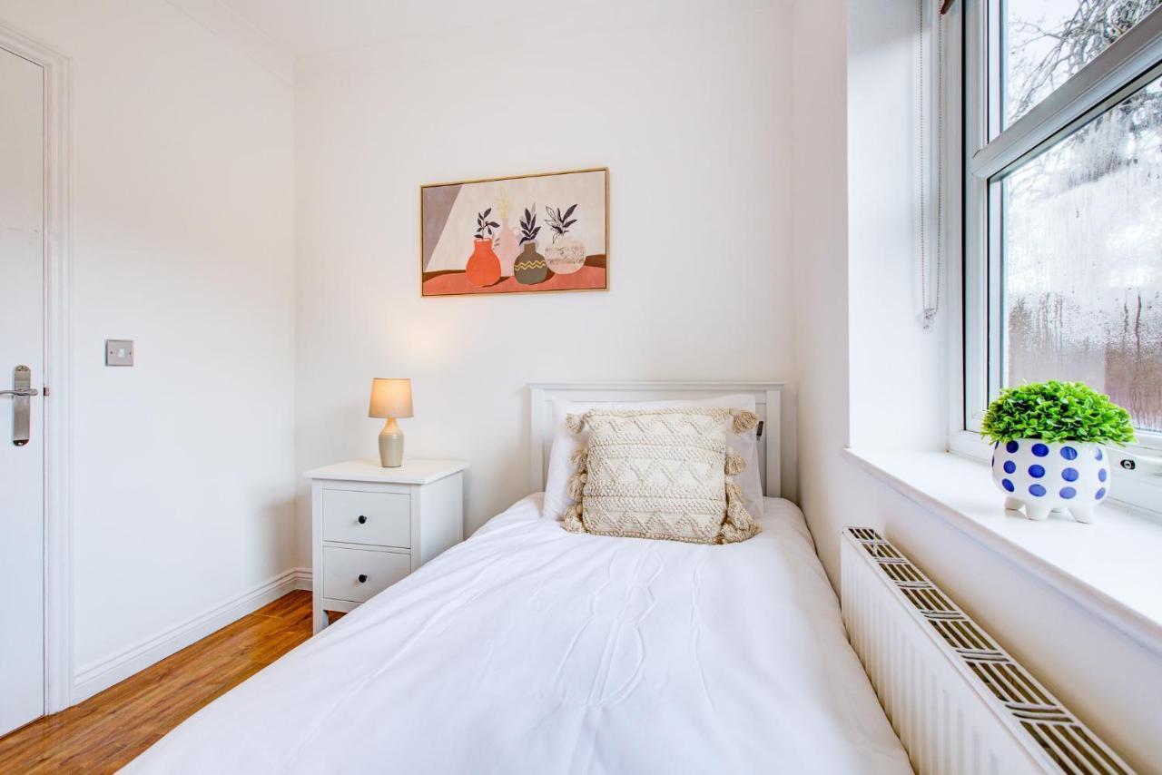 Stylish Two Bedroom Apartment With Free Parking! Romford Exteriér fotografie