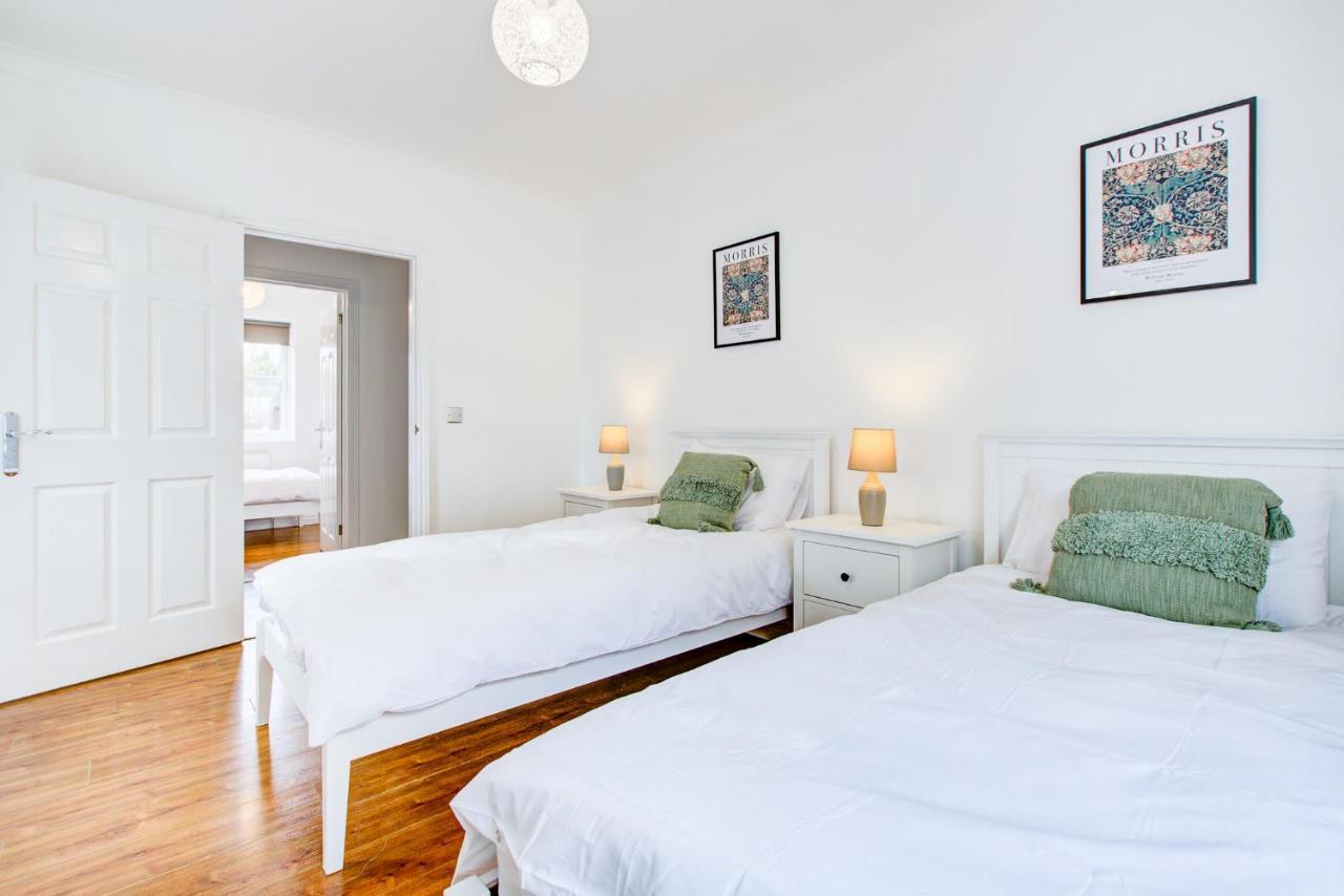 Stylish Two Bedroom Apartment With Free Parking! Romford Exteriér fotografie
