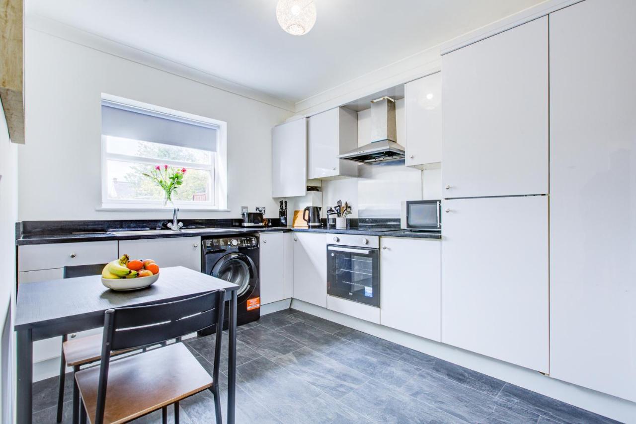 Stylish Two Bedroom Apartment With Free Parking! Romford Exteriér fotografie