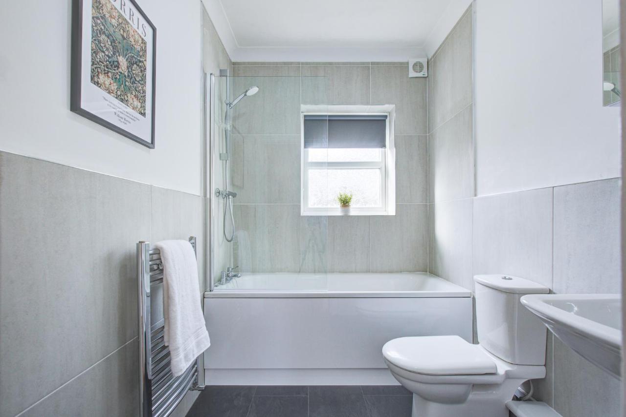 Stylish Two Bedroom Apartment With Free Parking! Romford Exteriér fotografie