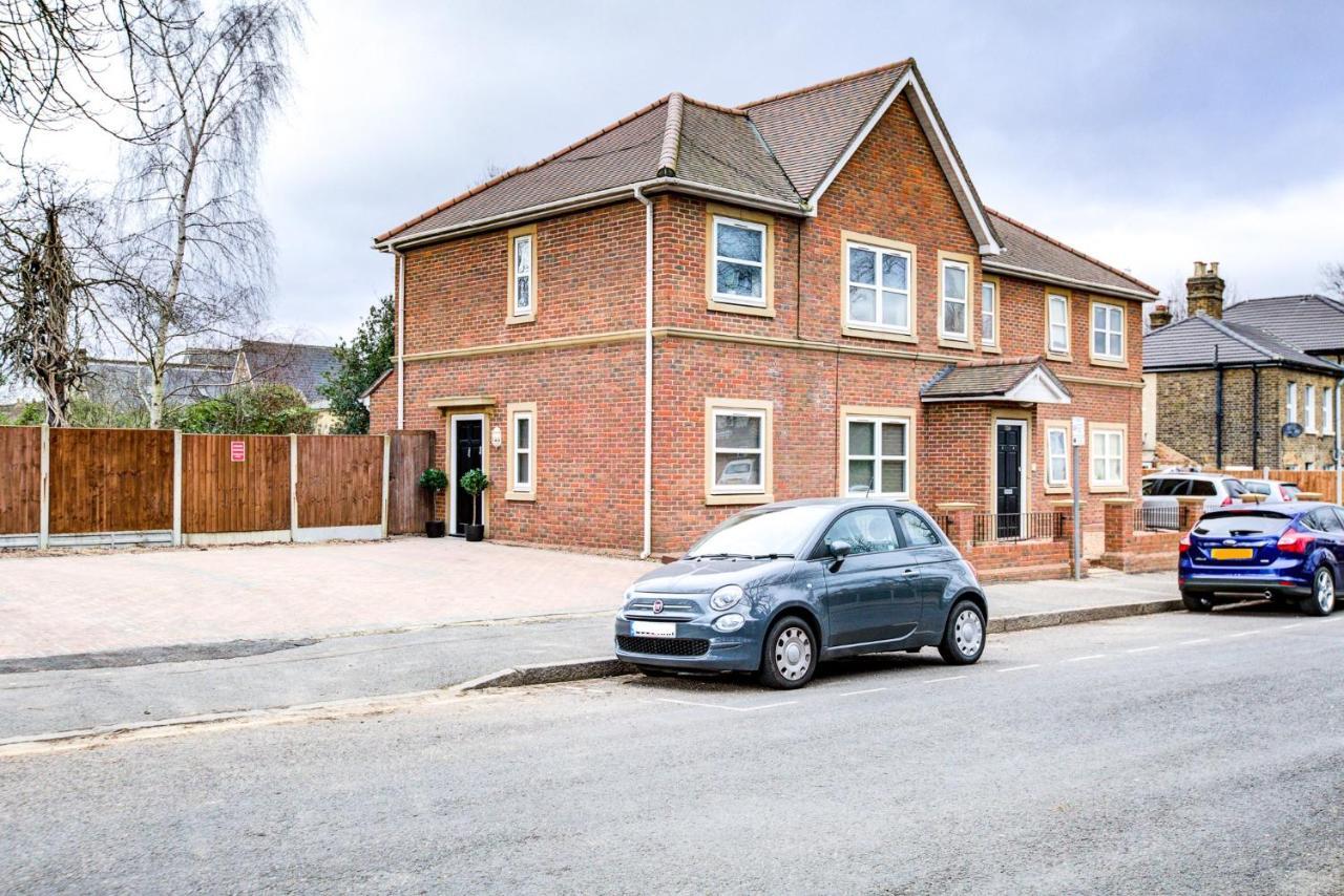Stylish Two Bedroom Apartment With Free Parking! Romford Exteriér fotografie